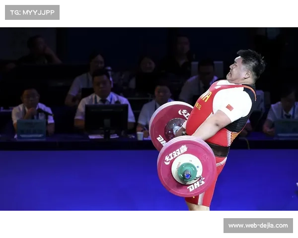 业余举重班活跃广场：石龙民间举重热，延续六十载传统