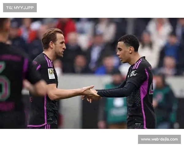 凯恩进球后与格纳布里拥抱，拜仁更衣室氛围佳